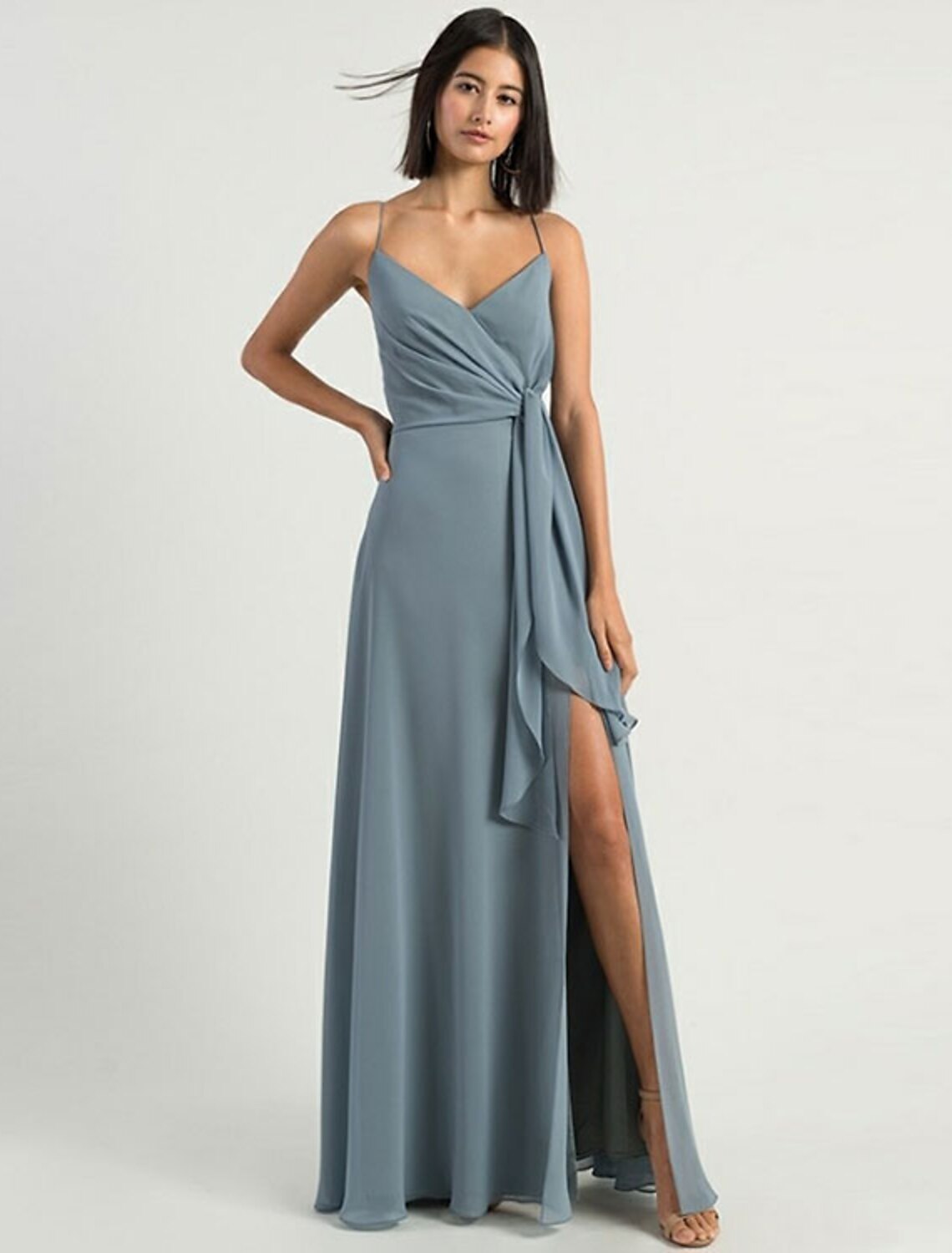 Abito da damigella d'onore a trapezio, senza maniche, con spalline sottili, schiena scoperta, lunghezza pavimento, in chiffon con spacco frontale